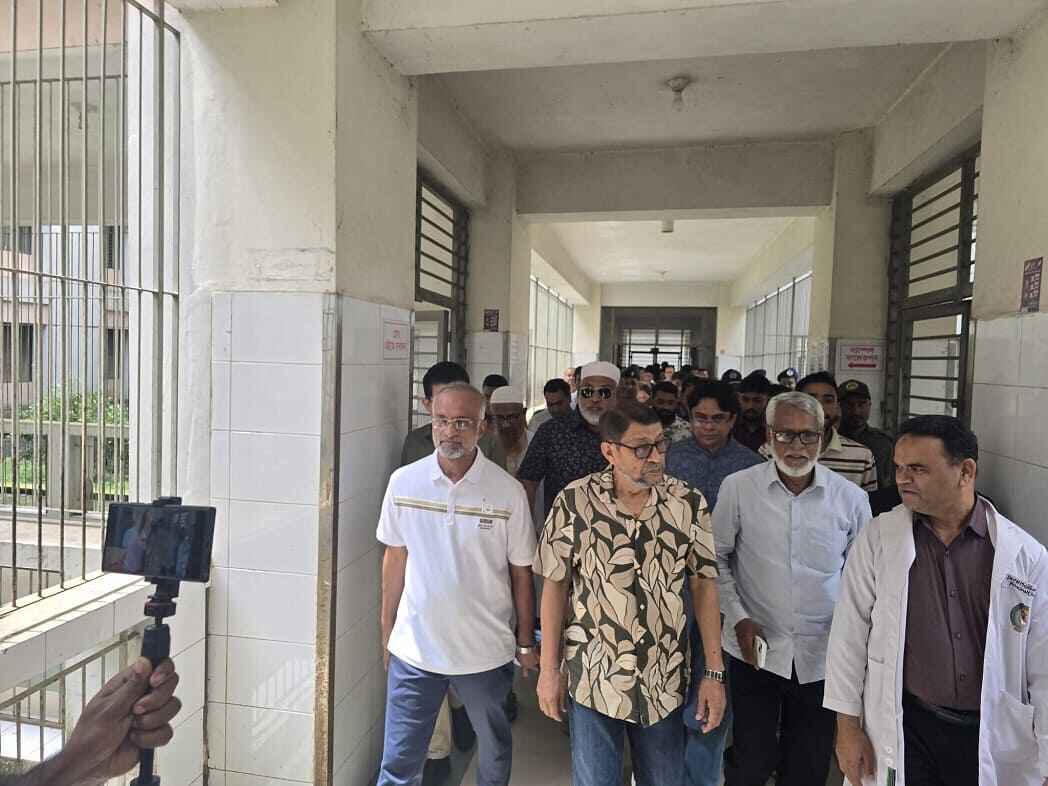 কিশোরগঞ্জে মেডিকেল কলেজ হাসপাতাল পরিদর্শন করছেন স্বাস্থ্যমন্ত্রী সরদার সাখাওয়াত হোসেন বকুল।